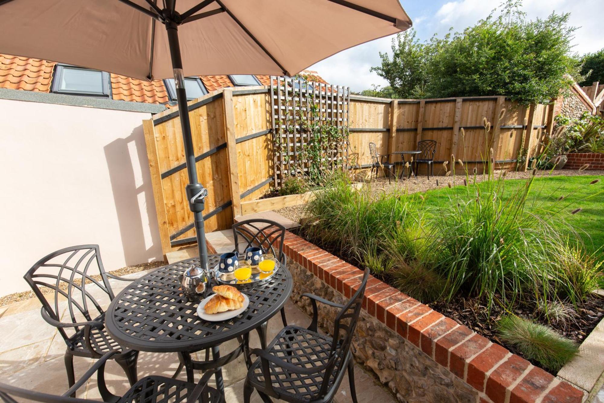 Fayette Sleeps 4, 2 Bedrooms, Cute Garden Holiday home *