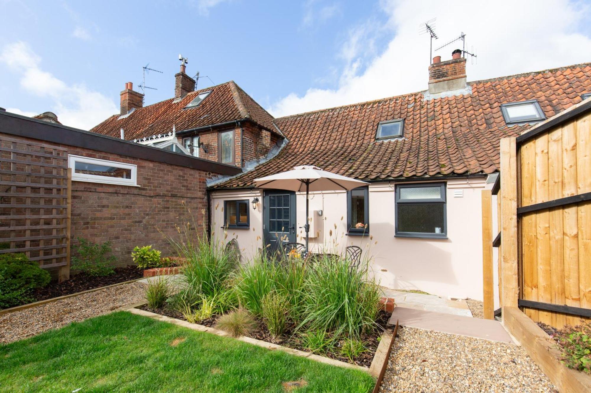 Fayette Sleeps 4, 2 Bedrooms, Cute Garden Holiday home North Creake