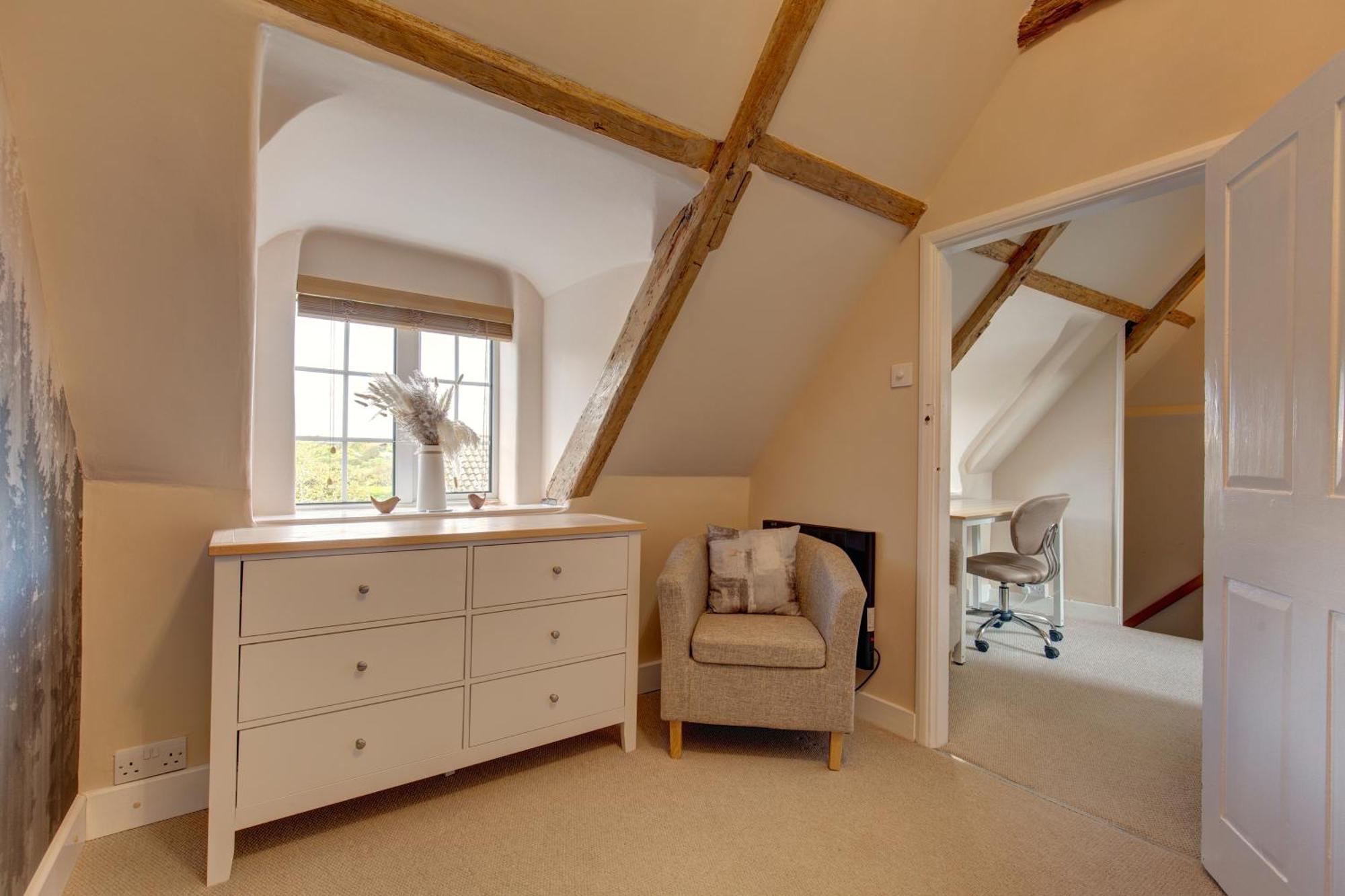 Fayette Sleeps 4, 2 Bedrooms, Cute Garden Holiday home *