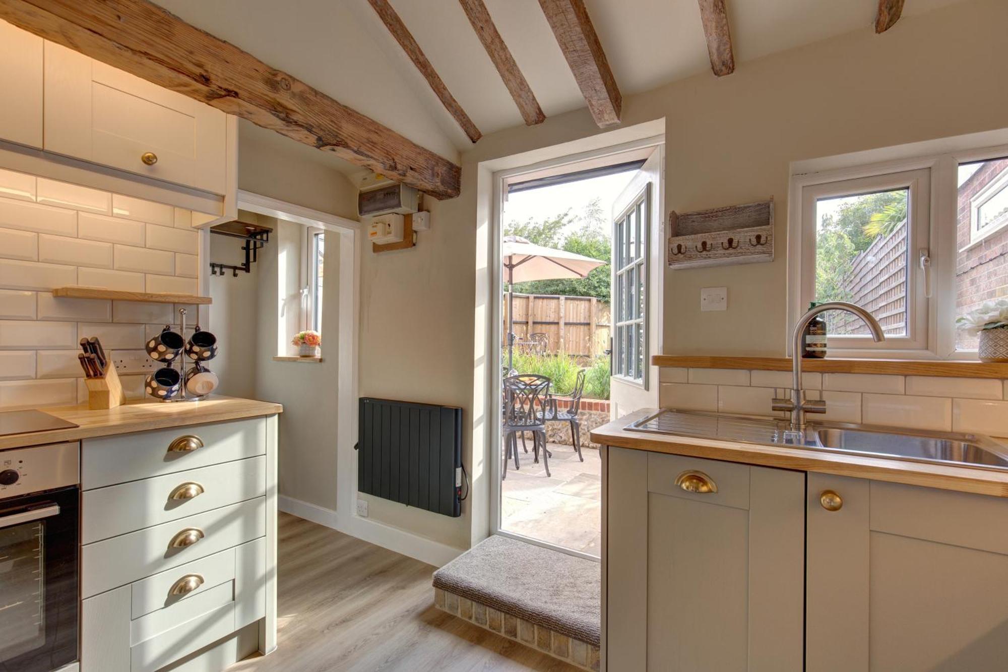 Fayette Sleeps 4, 2 Bedrooms, Cute Garden *