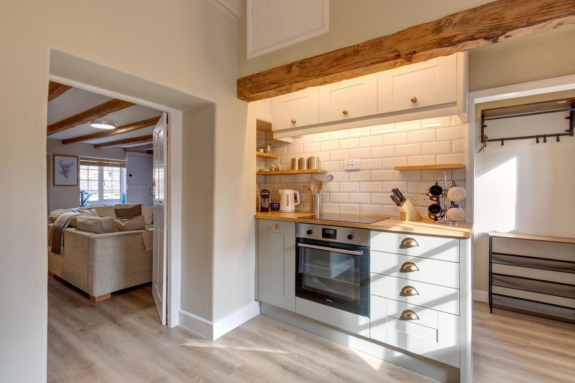Fayette Sleeps 4, 2 Bedrooms, Cute Garden Holiday home *